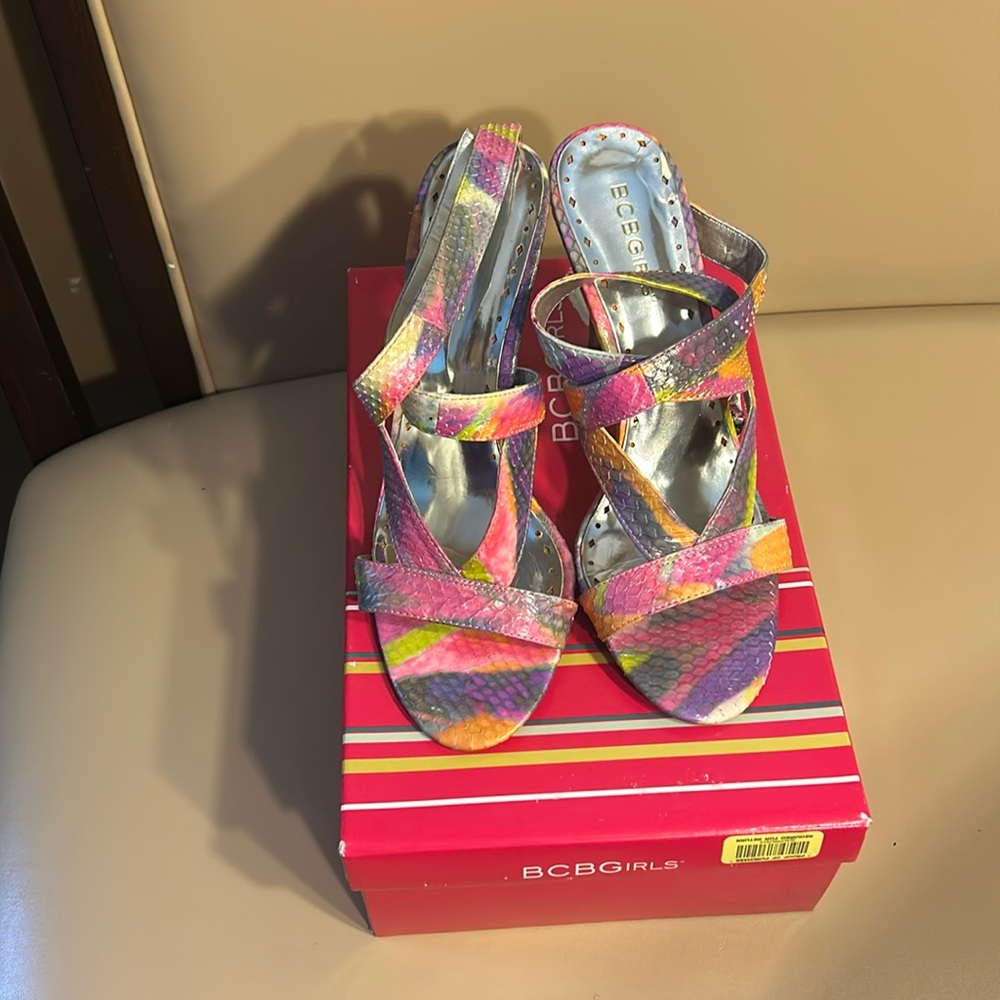 BCBG multicolor heel